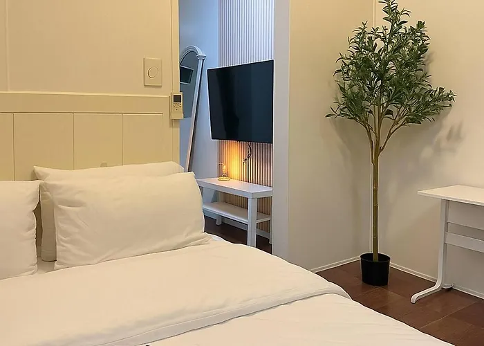Fully Furnished Makati With Fast Wi-fi And Queen Bed *