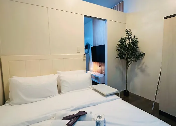 Fully Furnished Makati With Fast Wi-fi And Queen Bed * Manila