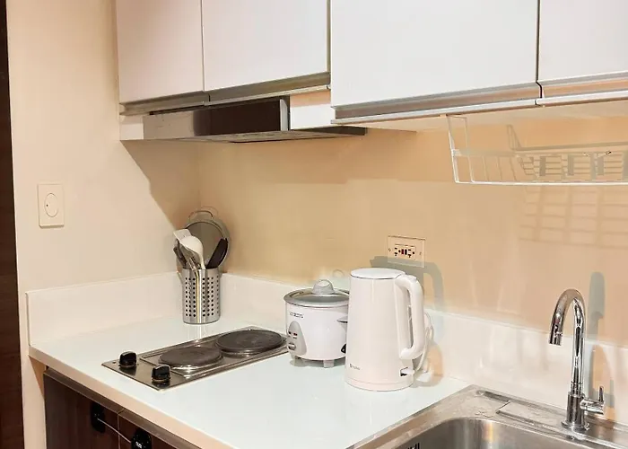 Fully Furnished Makati With Fast Wi-fi And Queen Bed